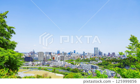 A panoramic view of Sendai city with fresh greenery from the ruins of Aoba Castle 125999856