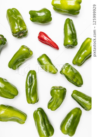 甜椒圖片:綠樹環繞的紅甜椒 甜椒圖片:綠樹環繞的紅甜椒 125999929