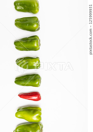 甜椒圖片：綠樹環繞的紅甜椒 125999931