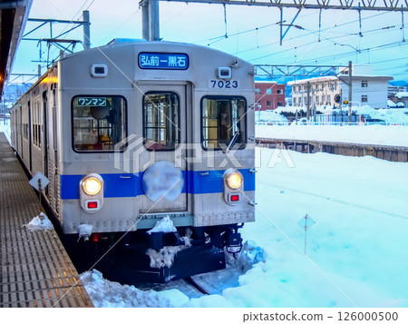 冬季,一列火車停靠在弘南鐵道弘前站 冬季,一列火車停靠在弘南鐵道弘前站 126000500