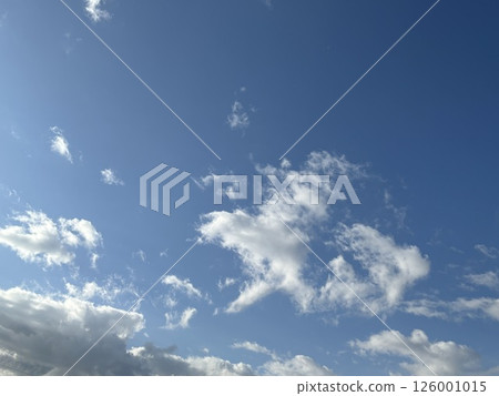 刷新的藍天和白色雲彩 126001015