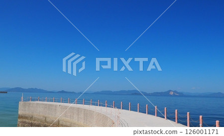 It feels like summer! The hot season is coming again this year! 126001171