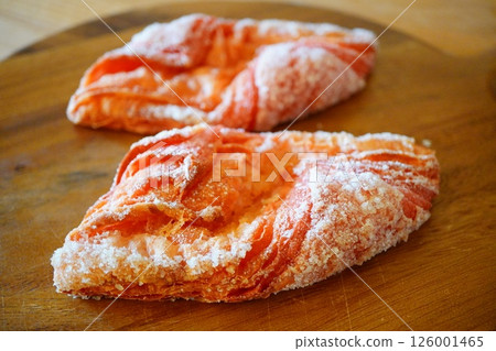 麵包店新鮮出爐的草莓丹麥酥 麵包店新鮮出爐的草莓丹麥酥 126001465