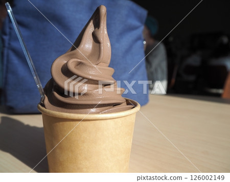 美味的巧克力口味軟冰淇淋 美味的巧克力口味軟冰淇淋 126002149