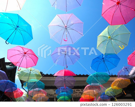 Umbrella Sky colors the sky above the shrine | Colorful umbrellas and emotional scenery make this a great summer tourist attraction in Japan Umbrella Sky colors the sky above the shrine | Colorful umbrellas and emotional scenery make this a great summer tourist attraction in Japan 126003291