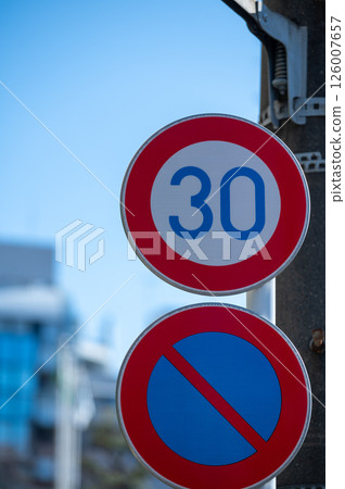 城市道路上的限速和禁止停車標誌 城市道路上的限速和禁止停車標誌 126007657