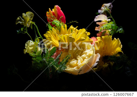 Dramatic bouquet on a black background 126007667