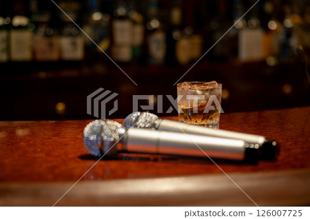 吧台上的麥克風 126007725