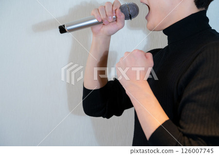 日本男子對著麥克風熱情地唱歌 126007745