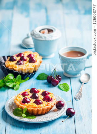Small tarts with fresh cherries Small tarts with fresh cherries 126008777