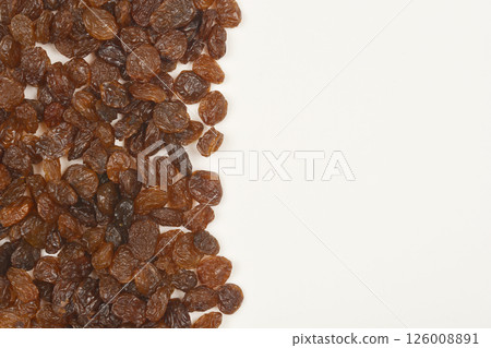 Dark brown raisins 126008891