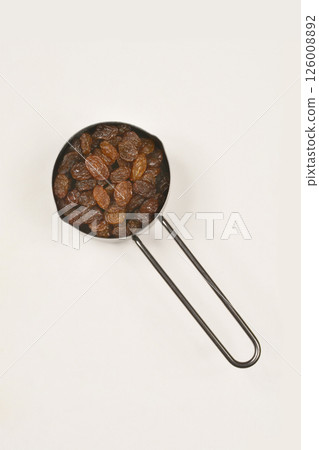 Dark brown raisins 126008892