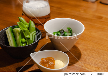 A simple snack with beer and snap peas 126010808
