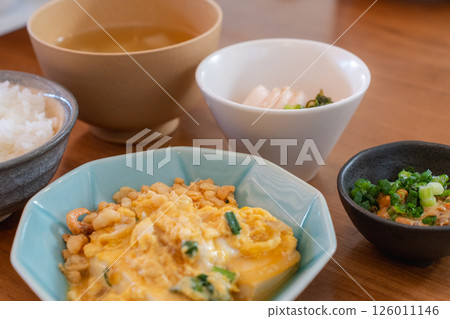 含有豆腐和納豆的健康日式早餐套餐 126011146