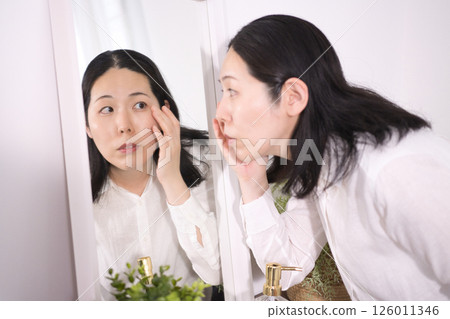 患有細紋和老年斑的中年女性 患有細紋和老年斑的中年女性 126011346