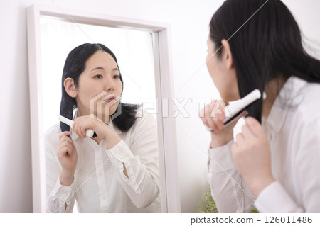 中年婦女用捲髮棒捲髮 126011486