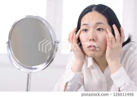 關注細紋和皺紋的中年女性 關注細紋和皺紋的中年女性 126011498