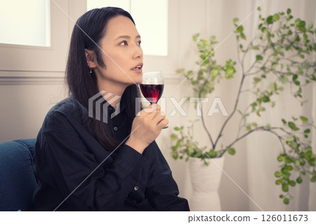 一名 40 多歲的女性白天在家喝酒 一名 40 多歲的女性白天在家喝酒 126011673