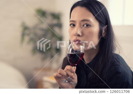 中年婦女白天在家喝酒 中年婦女白天在家喝酒 126011706