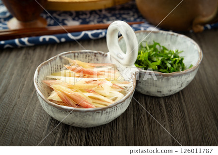 茗荷葉和紫蘇葉,日本草藥 茗荷葉和紫蘇葉,日本草藥 126011787