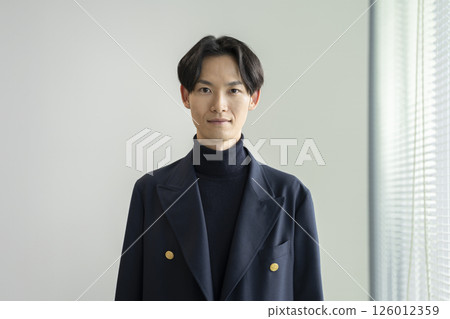 一名 30 多歲的男子對著鏡頭微笑 126012359