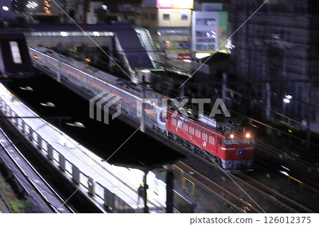 Cassiopeia, towed by EF8-80, passing through Nishikawaguchi Station at night_Photo taken on May 9, 2025 126012375