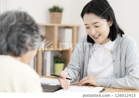 護理經理/護理經理進行家訪 護理經理/護理經理進行家訪 126012413