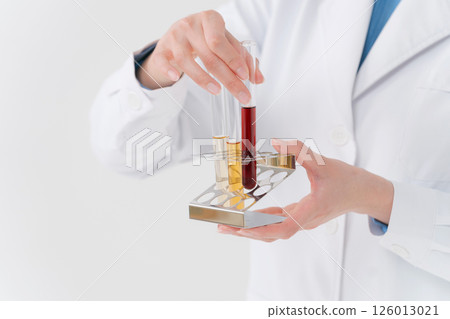 一位身穿白大褂的女士的手拿著試管 一位身穿白大褂的女士的手拿著試管 126013021