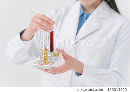 一位身穿白大褂的女士的手拿著試管 一位身穿白大褂的女士的手拿著試管 126013023