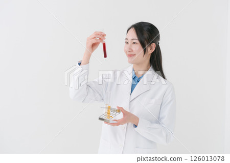 一件白色服裝的一名婦女與試管 126013078