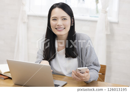 一位美麗的中年婦女面對電腦 126013195