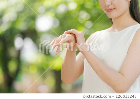 女人在手臂上應用奶油 126013245