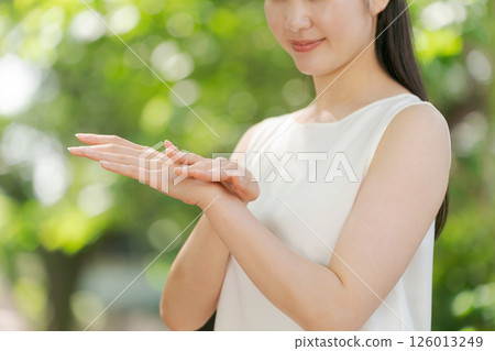 女人在手臂上應用奶油 126013249