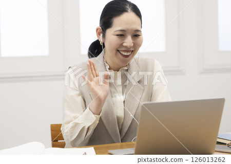 在網上學習的女性 在網上學習的女性 126013262