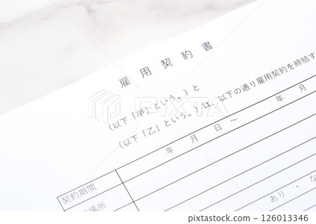 「勞動合約」是雇主與勞工之間簽訂的描述薪資、工作時間等「勞動合約」內容的書面文件。 126013346