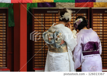Tourists in Japanese clothing drawing fortune slips Rental kimono Rental furisode 126013367