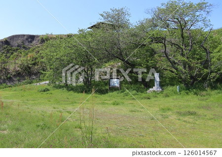 Murakami Suigun: Stone monument and information sign at the ruins of Noshima Castle 126014567