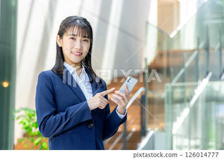 操作智能手機的女商人 126014777