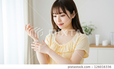 照片風格素材：女人在手臂上塗抹乳霜 126016336