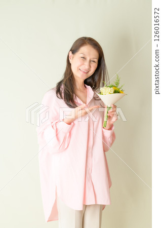 手捧鮮花的老年婦女 手捧鮮花的老年婦女 126016572