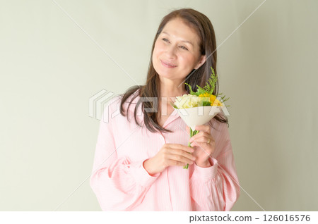 Senior woman holding flowers 126016576