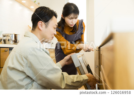 Male worker repairing the kitchen 126016958
