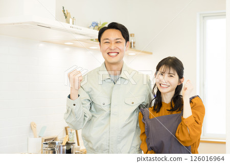 Male worker repairing the kitchen 126016964