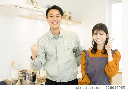 修理廚房的男工人 126016965