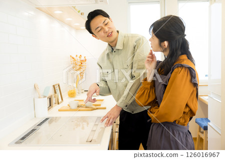 修理廚房的男工人 修理廚房的男工人 126016967