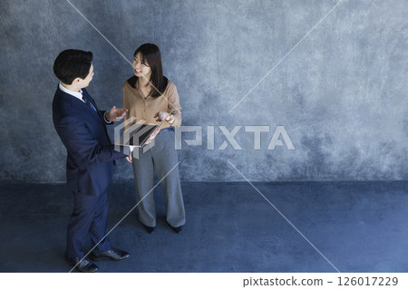 談話的商人和女商人 126017229