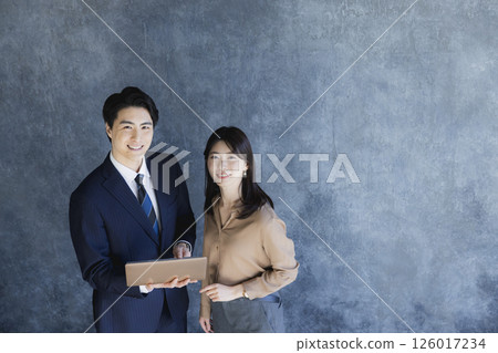 Business man and business woman who talks Business man and business woman who talks 126017234