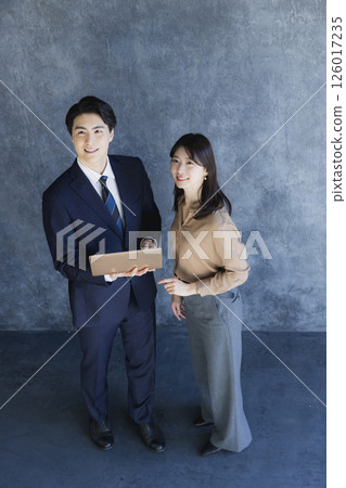 談話的商人和女商人 談話的商人和女商人 126017235