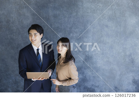談話的商人和女商人 談話的商人和女商人 126017236