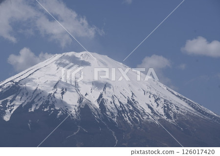 富士山被雲霧籠罩 126017420